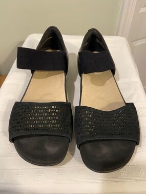 Earth Brand Black "Alder Amora: Open Peep Toe Sandal w/Wide Vamp Band